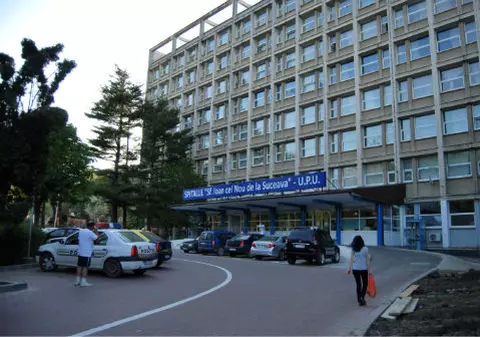 Bătrână de 65 de ani, lovită de maşină în curtea spitalului