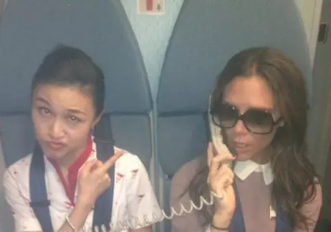 Victoria Beckham a făcut pe stewardesa. Îi stă bine?