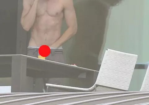 Idolul adolescentelor, cu mâna în chiloţi când vorbea la telefon | FOTO