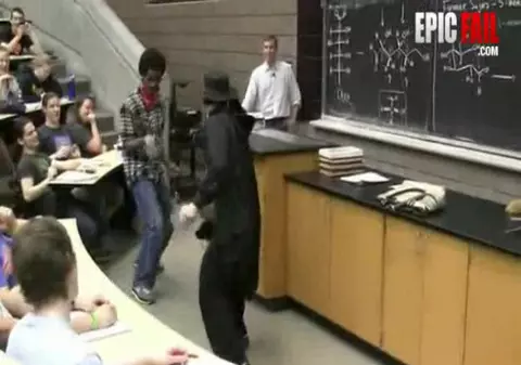 Vrei să scapi de cursuri? Nimic mai simplu: îl chemi pe Zorro! | VIDEO