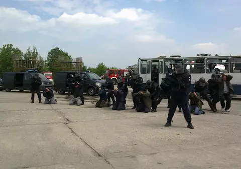 Jandarmii Brigăzii Speciale au salvat ostatici dintr-un autobuz ”confiscat” de terorişti!