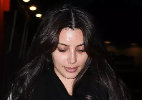 Este una dintre vedetele care sunt mereu în centrul atenţiei, dar dacă o întâlneşti AŞA pe stradă nu o să ştii cine este! FOTO