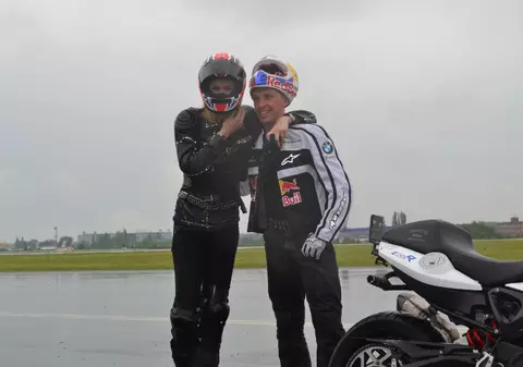Roxana Ciuhulescu îi face concurenţă lui Chris Pfeiffer  la acrobaţii pe două roţi 