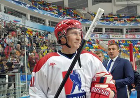 A ajuns preşedinte, dar nu se lasă de sport! Iată-l pe Putin ce bun e la hochei! FOTO