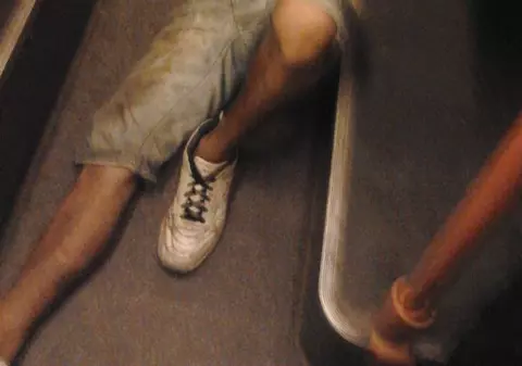 Uite peste ce pericole mai poţi da în transportul în comun!