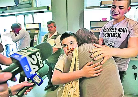 Coşmarul românilor din aeronava blocată în Florenţa: «Ţipau la noi şi ne aruncau din avion!»