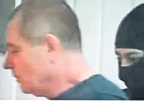 Momentul pe care e imposibil să ţi-l imaginezi! Ce-au făcut la tribunal asasinul de la Perla şi fiul său 