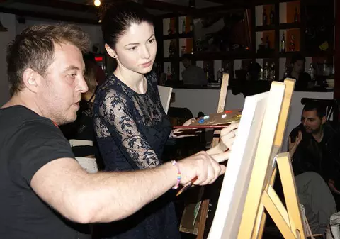 Ultima fiţă printre vedetele de la noi este să înveţe să picteze! Iată cine s-a îndrăgostit de pensulă şi şevalet! FOTO