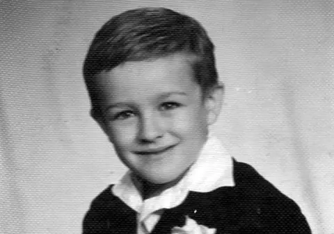 N-o să ghiceşti NICIODATĂ cine e acest băieţel cuminte, ajuns între timp mare artist!