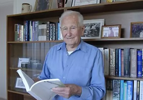 Aşa ambiţie mai rar! Un bătrân de 97 de ani şi-a luat cea de-a patra diplomă universitară!