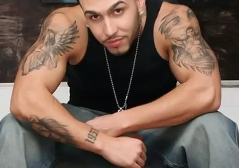 Alex Velea face plajă la Costineşti cu tricoul pe el