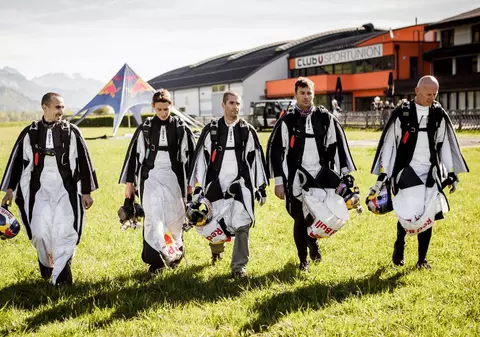 Cascadorie cu wingsuit-uri şi avioane, în premieră mondială