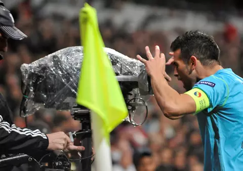 Cadu n-are limite: ”Pot să fumez un pachet pe zi!”