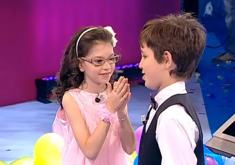 Cleopatra Stratan are deja un iubit? Uite la braţul cui s-a afişat într-o emisiune de divertisment!