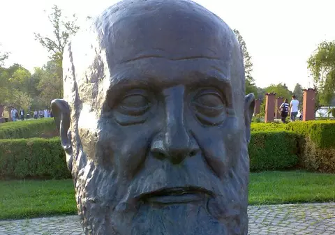Ghiceşti a cui e statuia? Plăcuţele unor monumente din Parcul Herăstrău au fost furate
