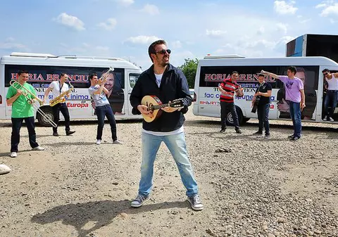 Horia Brenciu are invitaţi speciali în turneu. Află pe cine va lua cu el!