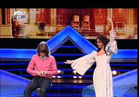 Aşa ceva nu ai mai văzut! A rezolvat cuburi Rubik doar cu o mână şi legat la ochi