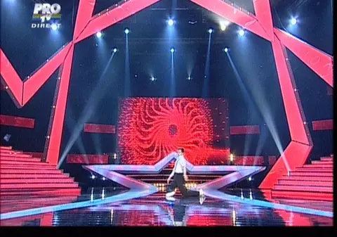 Omul fără oase de la "Românii au talent". Deşi avea dureri de spate, a dansat Moonwalk în genunchi 