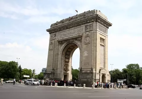 Ia uite la ce coadă au stat bucureştenii ca să intre în Arcul de Triumf! | FOTO
