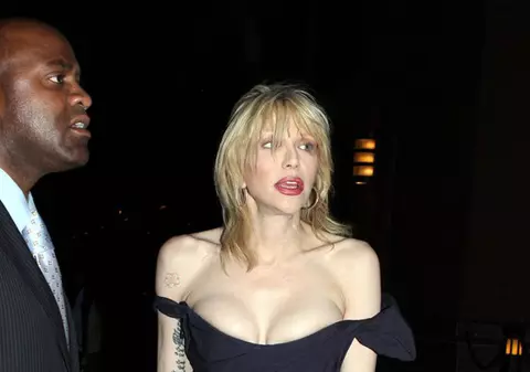 Nevasta regretatului Kurt Cobain, Courtney Love, a rămas fără milioane de dolari! Nu mai poate face bani de pe urma soţului ei decedat!