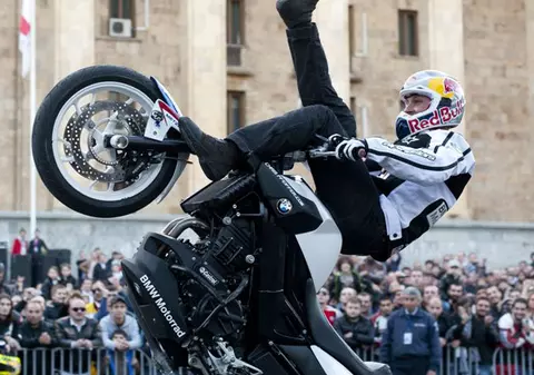 Chris Pfeiffer, celebrul Streetbike freestyler, vine la Bucureşti