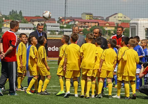 Sosit la Bucureşti, pentru finala Europa League, Michel Platini, şeful UEFA, a dat în mintea copiilor! FOTO