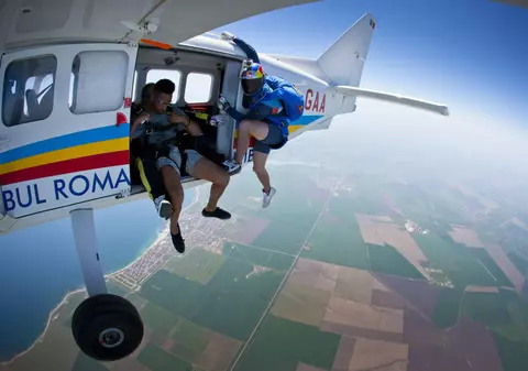 DJ-ul William Kouam Djoko  a ajuns pe scena din Mamaia cu paraşuta!