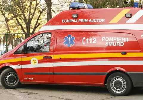 Două persoane, rănite după ce au căzut cu maşina de pe un pod
