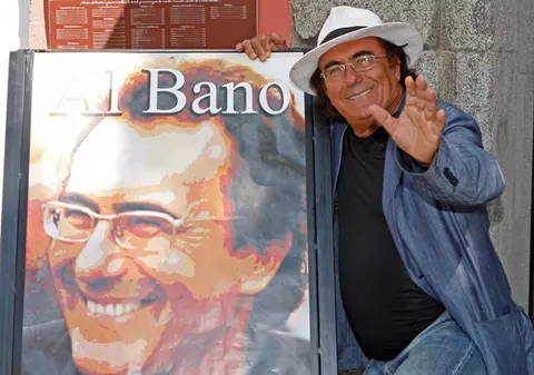 Al Bano dă autografe fanilor din România