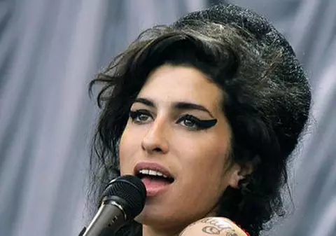 Amy Winehouse se temea de competiţia cu Adele
