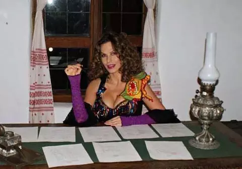 Anna Lesko, aproape indecentă acasă la Eminescu