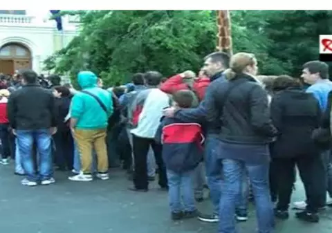 Noaptea bulucelii! Mii de oameni au dat din coate și au stat la cozi, pentru a intra gratuit la muzee