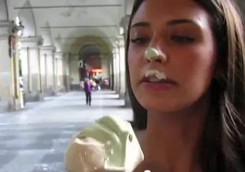 ANTONIA, aşa cum nu ai mai văzut-o! Uite cum LINGE ÎNGHEŢATA | VIDEO