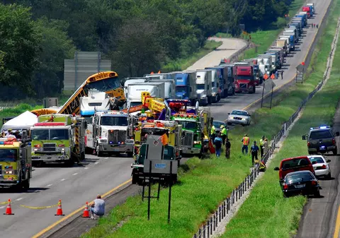 Accident în lanț în America: 65 de răniți, după ciocnirea a ȘASE AUTOBUZE școlare 