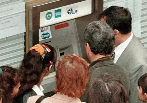 Gură de aer pentru greci. Băncile elene vor fi recapitalizate cu 18 miliarde de euro 