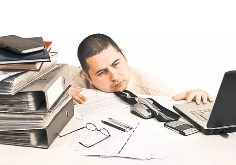 Românii muncesc 2.095 de ore pe an şi nu cred în mai bine