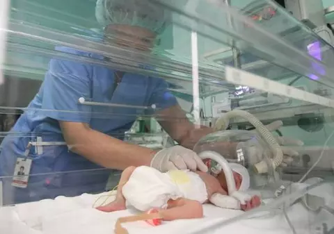 Caz ŞOCANT la Vaslui! Un bebeluş de 10 zile a fost GĂSIT MORT în casă!