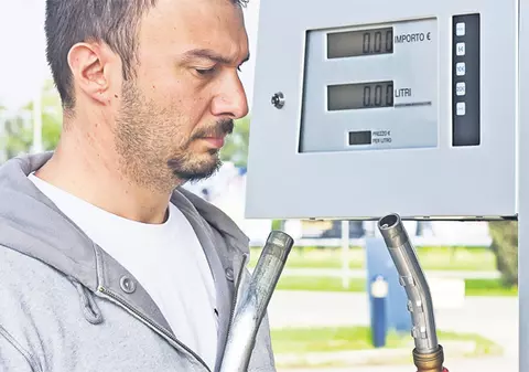 Benzina şi euro ne ard la buzunare