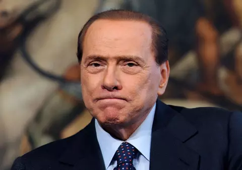 Prostituatele îi miroseau picioarele lui Berlusconi