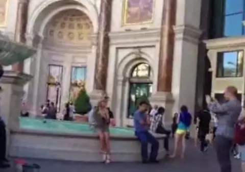 BLONDĂ AUTENTICĂ! Uite ce a păţit, încercând să stea la poză | VIDEO