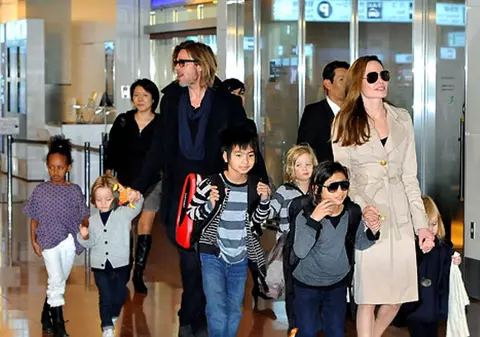 Angelina Jolie şi Brad Pitt au găsit cea mai bună metodă pentru a-şi distra cei şase copii! Vezi ce fac atunci când sunt acasă!