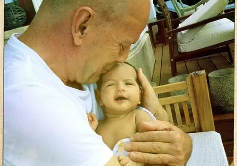 Ce au în comun Bruce Willis și fiica lui cea mai mică? Te vei lămuri în prima imagine cu fetița! FOTO