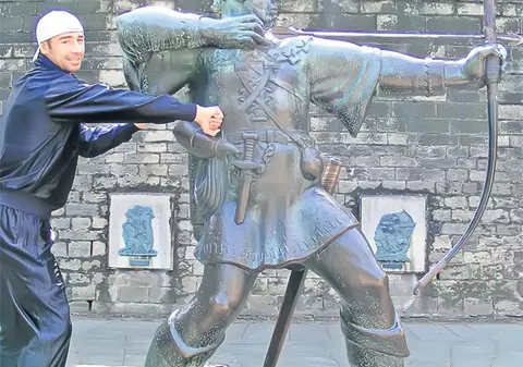 Aflat la Nottingham pentru meciul cu Carl Froch, Lucian Bute s-a relaxat în centrul oraşului britanic