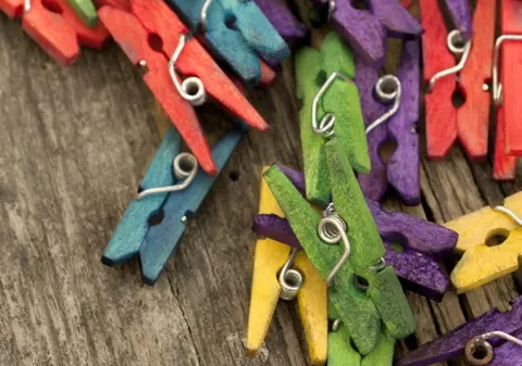 Afaceri de sute de mii de euro cu boluri din plastic, pahare şi cârlige de rufe