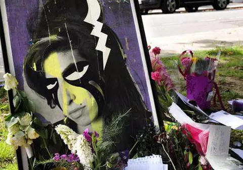 Casa în care a murit Amy Winehouse a fost scoasă la vânzare de părinţii artistei