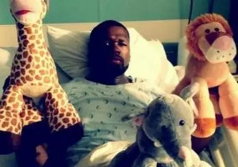Cântăreţul 50 Cent, pe patul de spital cum nu l-ai mai văzut