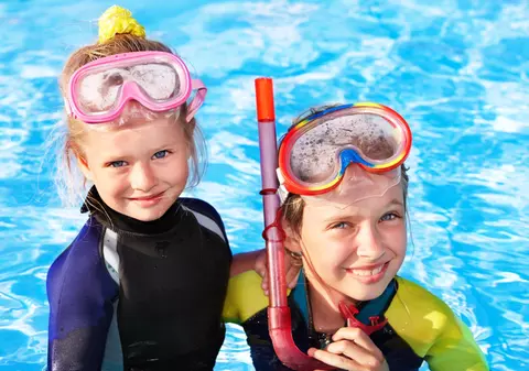 Reduceri la costume de baie pentru copii