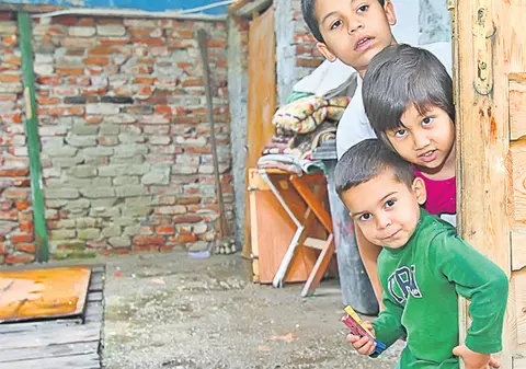 Copiii unei familii din Bucureşti, evacuată : "Nu vrem să ajungem în stradă"