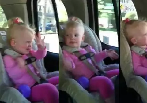 Cum aud melodia se comportă așa! Vezi PIESA care a ÎNLOCUIT terenul de joacă și declanșează cele mai drăgălașe reacții! VIDEO