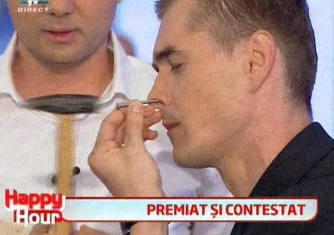 FASCINANT și ÎNFIORĂTOR! Cristian Gog, câștigătorul concursului "Românii au talent", și-a bătut un cui de 10 cm în nas și... | FOTO 